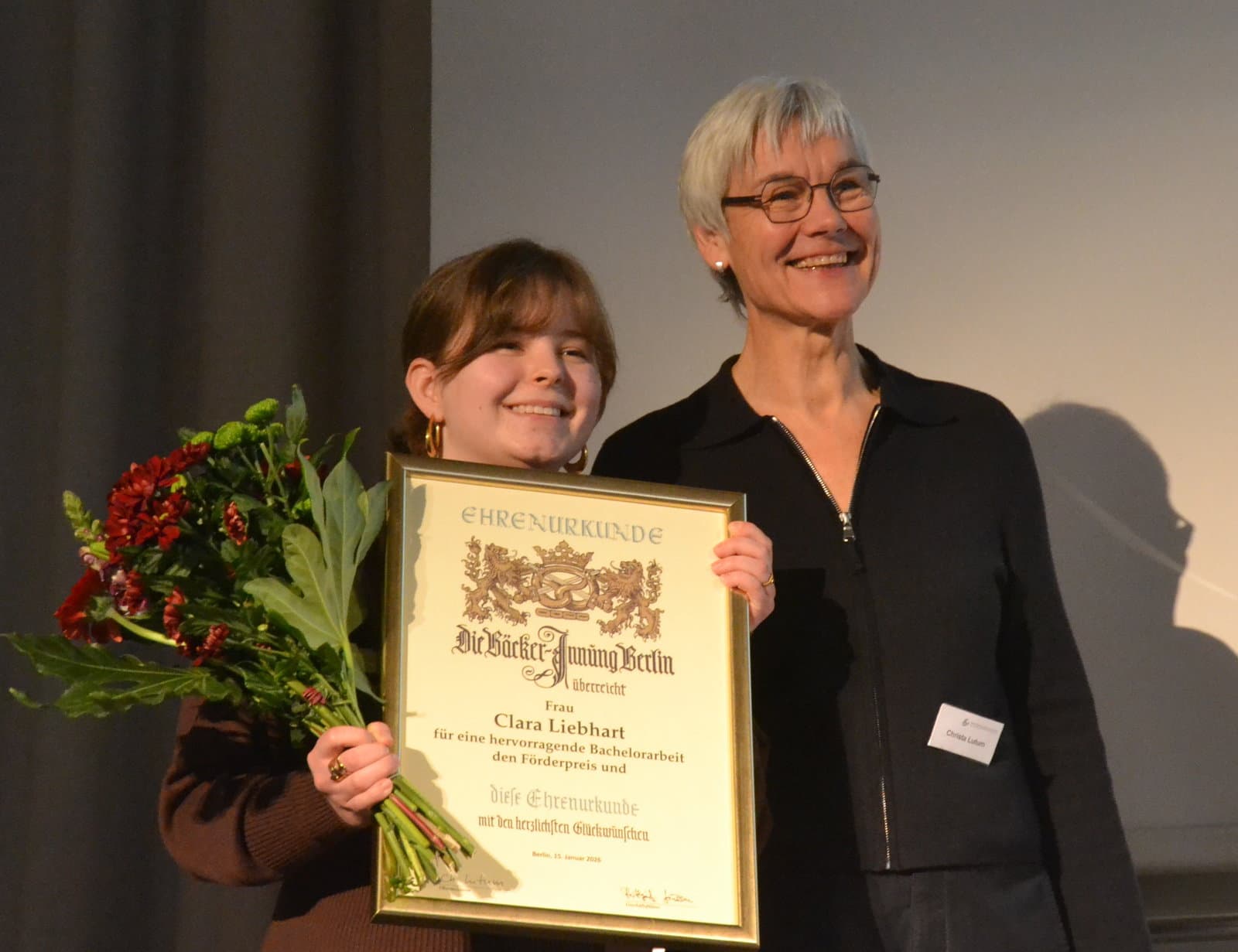 Clara Johanna Liebhart aus Detmold erhielt den Preis der Bäcker-Innung Berlin von Christa Lutum.