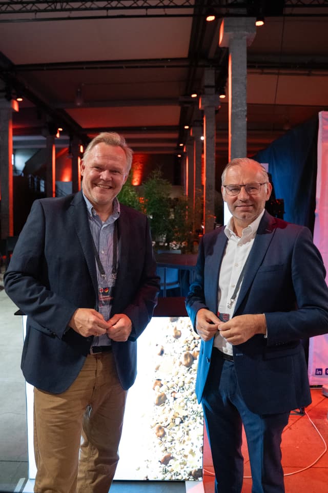 Jan Cordesmeyer (li.), Hemelter Mühle, mit dem Europaparlamentarier Norbert Lins, der in seinem Vortag vor einer stärkeren Marktkonzentration warnte, falls Patente den Zugang zu genetischem Material beschränken.
