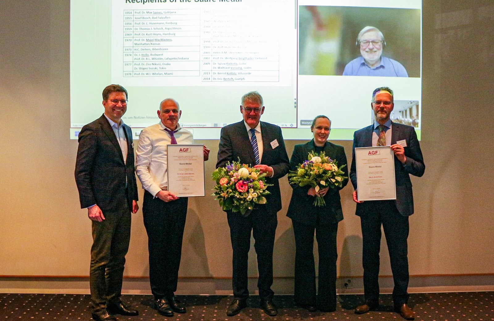 Von links: Konstantin Golombek (Geschäftsführer Arbeitsgemeinschaft Getreideforschung e. V.), Maurice Essers (WFBR Netherlands, Mitglied AGF-Stärke-Fachausschusses, Laudatio für Prof. Dr. Lubbert Dijkhuizen), Prof. Dr. Lubbert Dijkhuizen (CarbExplore Research BV Groningen), Renate Weiß (Agrana Research & Innovation Center, Mitglied AGF-Stärke-Fachausschuss, Laudatio für Dr. Manik Wastyn), Dr. Götz Kröner (Kröner Stärke GmbH Ibbenbühren, Präsident AGF). Im Hintergrund: Dr. Marnik Wastyn (Agrana Research & Innovation Center).