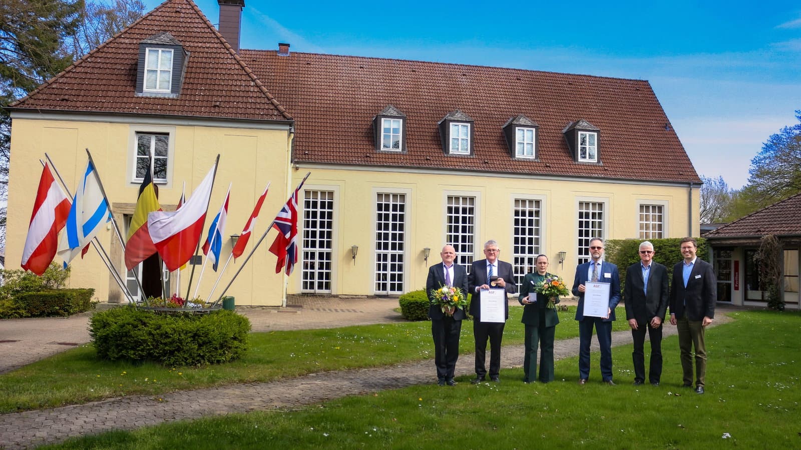 Von links: Maurice Essers (WFBR Netherlands, Mitglied AGF-Stärke-Fachausschusses, 
Laudatio für Prof. Dr. Lubbert Dijkhuizen), Prof. Dr. Lubbert Dijkhuizen (CarbExplore 
Research BV Groningen), Renate Weiß (Agrana Research & Innovation Center, 
Mitglied AGF-Stärke-Fachausschuss, Laudatio für Dr. Marnik Wastyn), Dr. Götz Kröner 
(Kröner Stärke GmbH Ibbenbühren, Präsident AGF), Christof Küsters (Cargill R&D 
Center Europe, Vorsitzender des AGF-Stärke-Fachausschusses), Konstantin Golombek 
(Geschäftsführer Arbeitsgemeinschaft Getreideforschung e. V.)