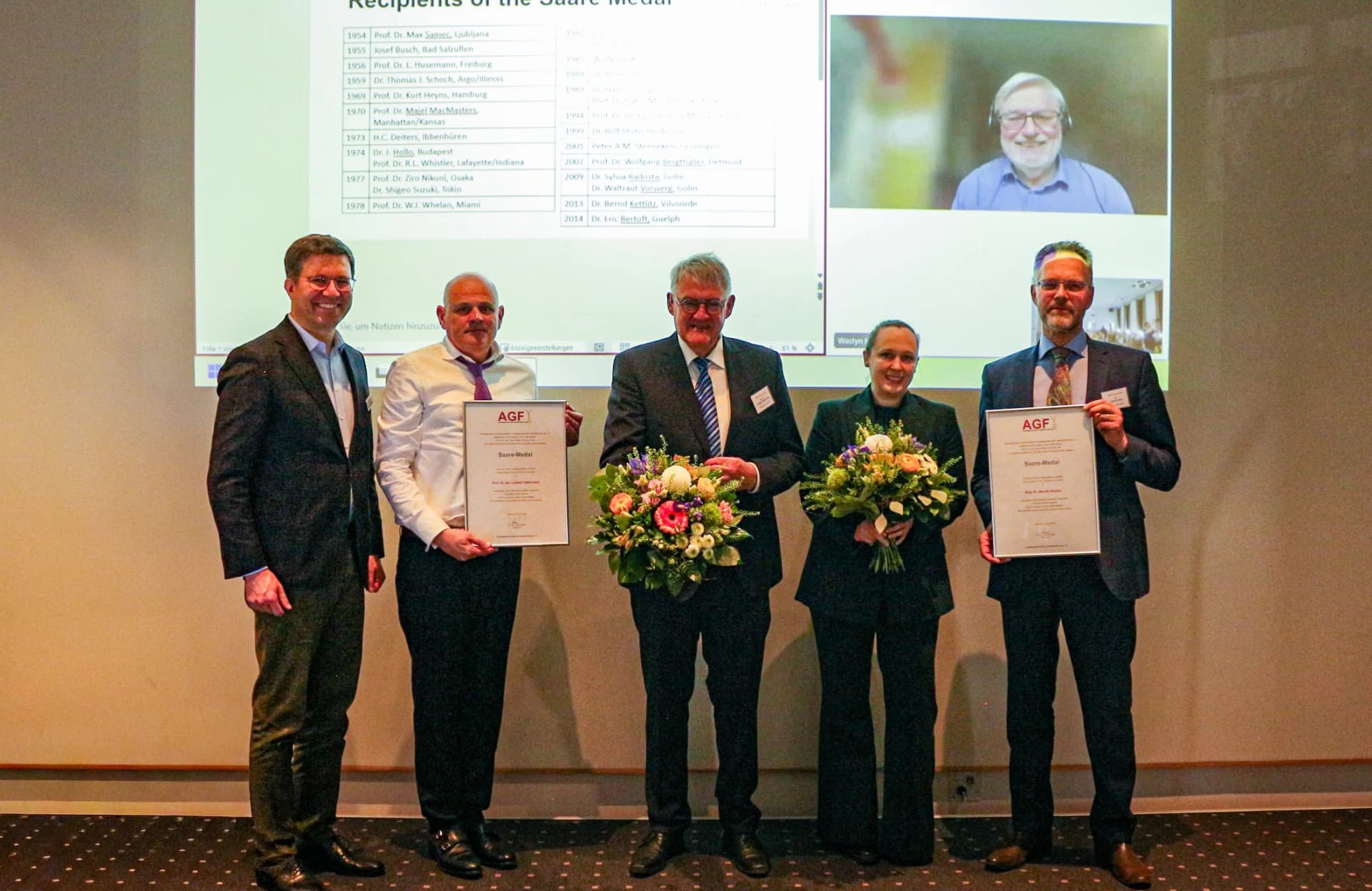 Von links: Konstantin Golombek (Geschäftsführer Arbeitsgemeinschaft Getreideforschung e. V.), Maurice Essers (WFBR Netherlands, Mitglied AGF-Stärke-Fachausschusses, Laudatio für Prof. Dr. Lubbert Dijkhuizen), Prof. Dr. Lubbert Dijkhuizen (CarbExplore Research BV Groningen), Renate Weiß (Agrana Research & Innovation Center, Mitglied AGF-Stärke-Fachausschuss, Laudatio für Dr. Manik Wastyn), Dr. Götz Kröner (Kröner Stärke GmbH Ibbenbühren, Präsident AGF). Im Hintergrund: Dr. Marnik Wastyn (Agrana Research & Innovation Center).